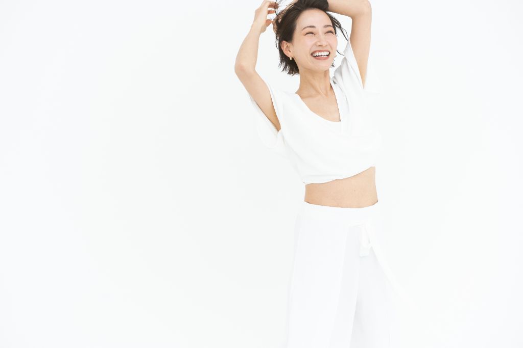 体が変わって明るく笑顔の女性 - 軽やかな毎日