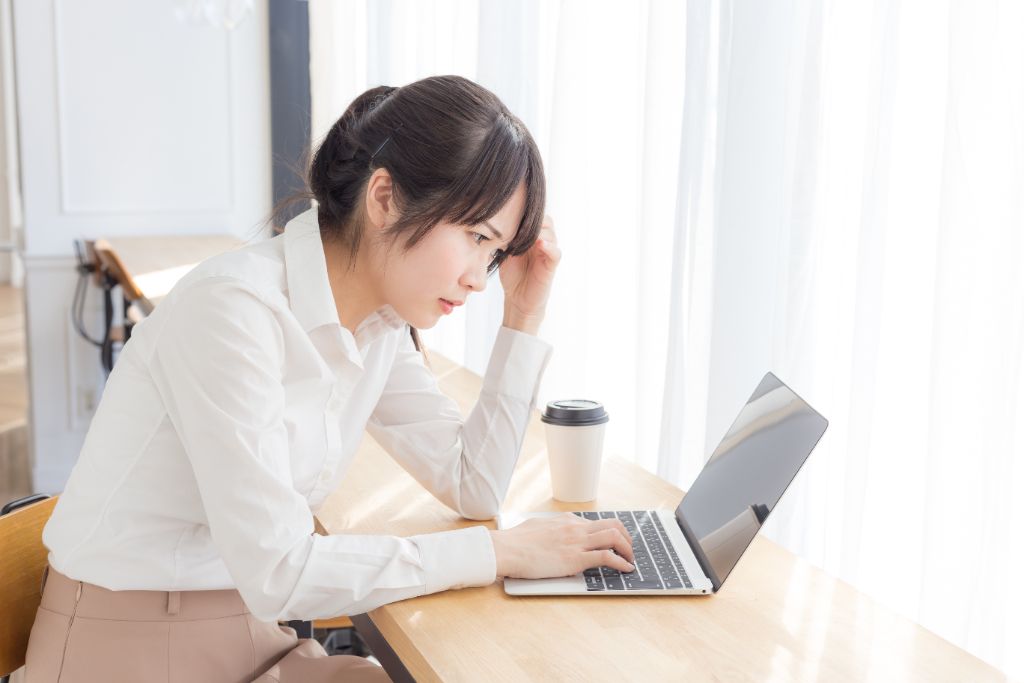 デスクワークで姿勢が崩れた女性 - 肩こり・首こり