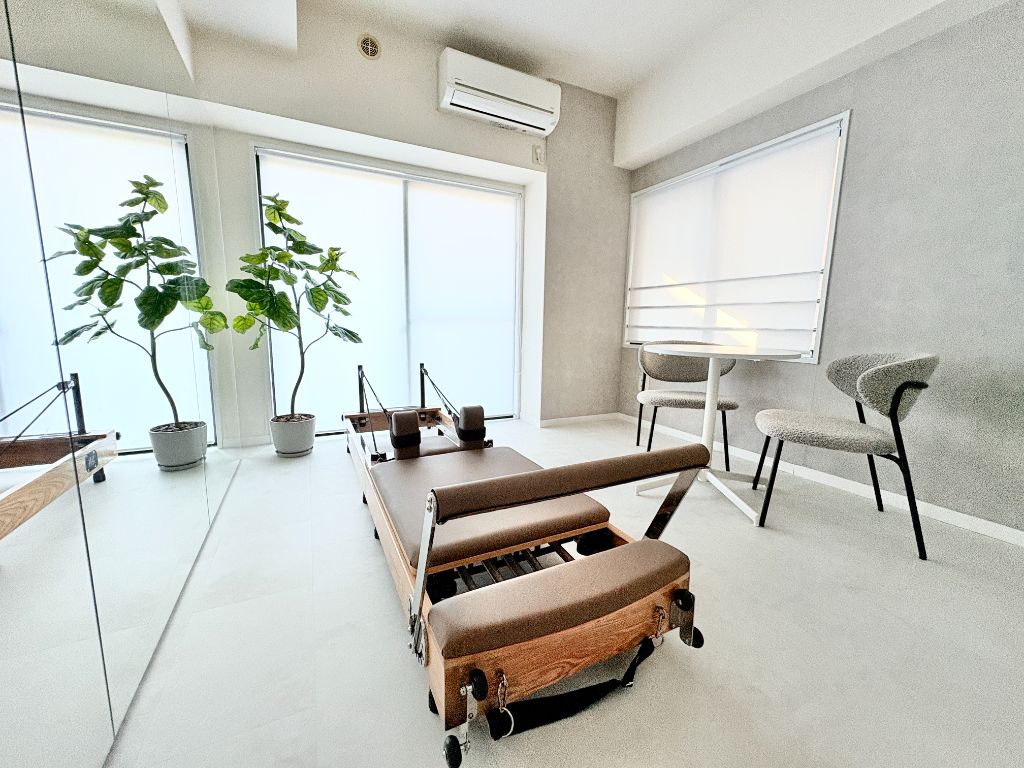 Leggeroスタジオ全体 - リフォーマーと明るい空間