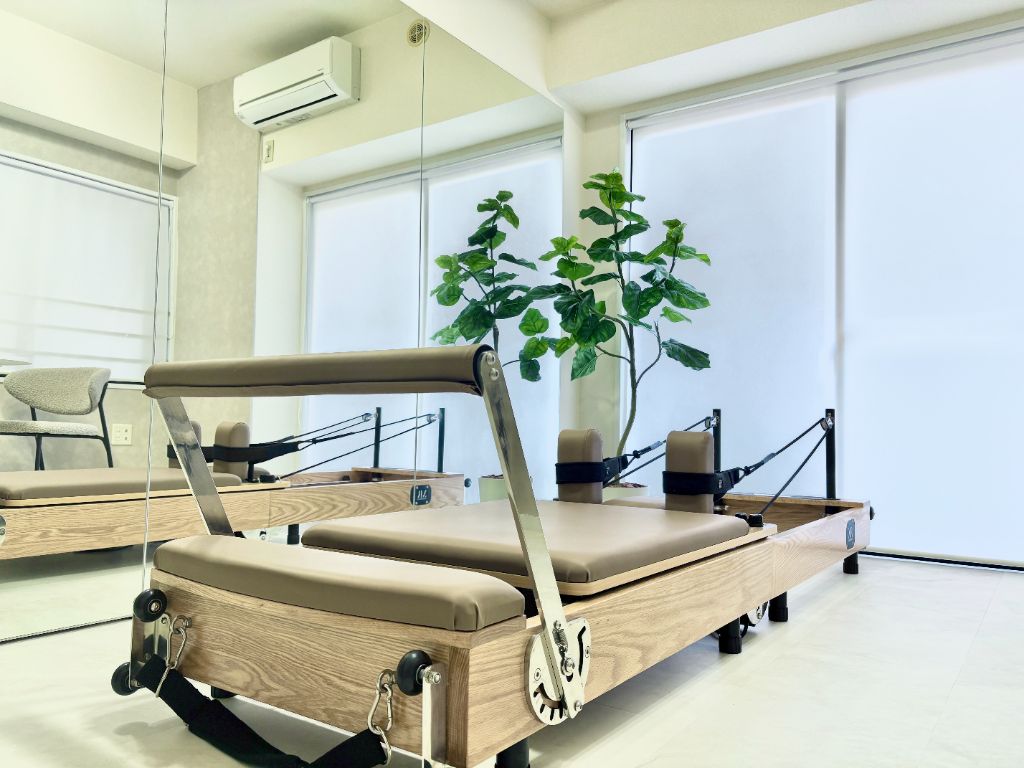 Leggeroスタジオ内観 - リフォーマー完備の明るい空間